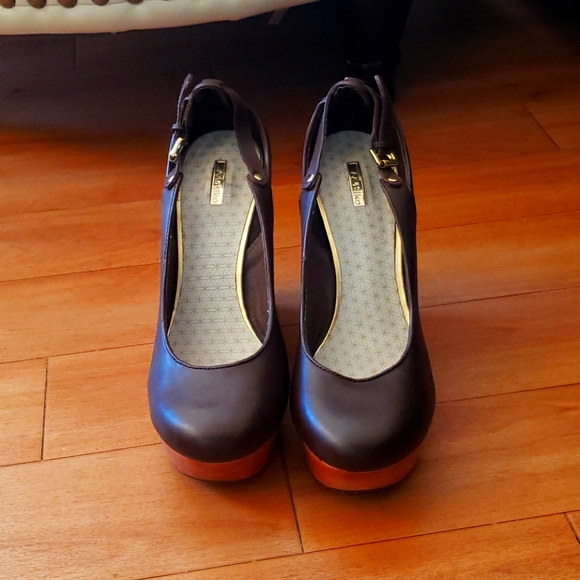 Report Signature Wedge Pumps - Picture 3 of 4